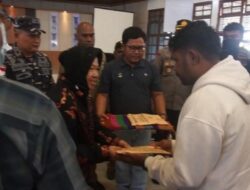 Tri Rismaharini Datangi Korban Gempa Papua dan Salurkan Bantuan