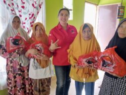DPC PDI Penjuangan Banyuwangi Bagikan Sembako Kepada Kaum Duafa