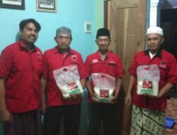 Berbagi Kegembiraan Idul Fitri, Ketua PAC PDI Perjuangan Singojuruh, Hariyanto Bagikan Bingkisan Sembako Ke Anak Ranting