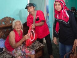 PAC PDI Penjuangan Gambiran Door To Door Berikan Bantuan Paket Sembako