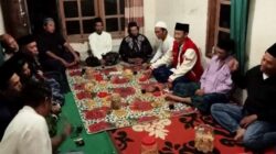 Caleg PDI Perjuangan, Hariyanto (kanan baju merah) saat bersilaturahmi di Dusun Kunir Desa Singojuruh