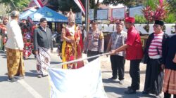 Ketua DPRD Banyuwangi, I Made Cahyana saat melepas kirab budaya Desa Tembokrejo Muncar