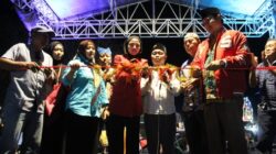 Desi Prakasisiwi (Berbaju merah) gunting pita membuka secara resmi Gebyar Bzar UMKM Petik Laut Muncar
