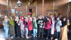Caleg PDI Perjuangan Dapil Banyuwangi VIII, Wendriawanto (tengah) bersama kaum perepuan