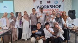 Ketua DPRD Banyuwangi,I Made Cahyana Negara (bertopi) bersama Tutor PKBM Merdeka