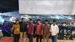 Ketua DPRD Banyuwangi, I Made Cahyana Negara (dua dari kiri), Ketua Komisi I DPRDm Irianto bersama jajaran Pemerintahan Desa Kumendung dalam puncak acara bersih Desa Kumendung