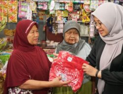 Kader PDI Perjuangan Banyuwangi Ipuk Fiestiandani Lakukan Door to Door Sosialisasi Capres Ganjar Pranowo