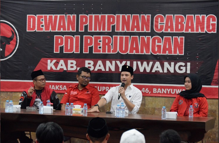 Luky Perdana (Baju Putih) saat memberi sambutan dalam forum silaturahmi bersama jajaran struktural partai