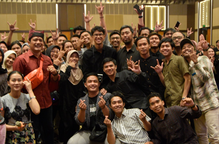 Alam Ganjar berfoto bersama kaum milenial di Banyuwangi usai menggelar kegiatan gesah bareng