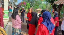 Caleg DPRD Prov Jatim Dapil Jatim IV, Siruttudin saat bagi-bagi telur gratis sembari menjelaskan program KTP SAKTI Capres-Cawapres ganjar Pranowo-Mahfud MD ke masyarakat